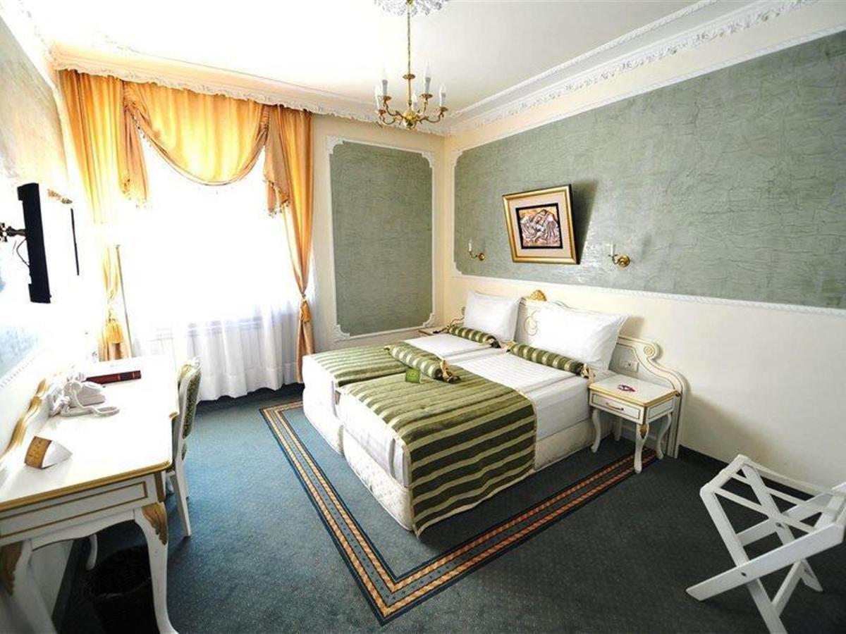 Queen'S Astoria Design Hotel Belgrade Exterior photo