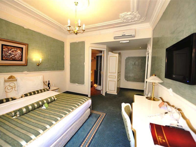 Queen'S Astoria Design Hotel Belgrade Exterior photo
